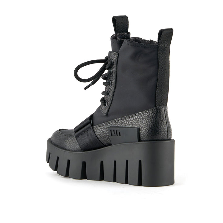 grip combat lo black 4 angle in view