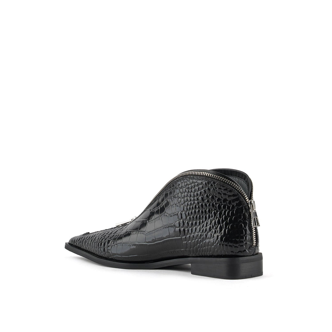 stacy lo black ii 4 angle in view