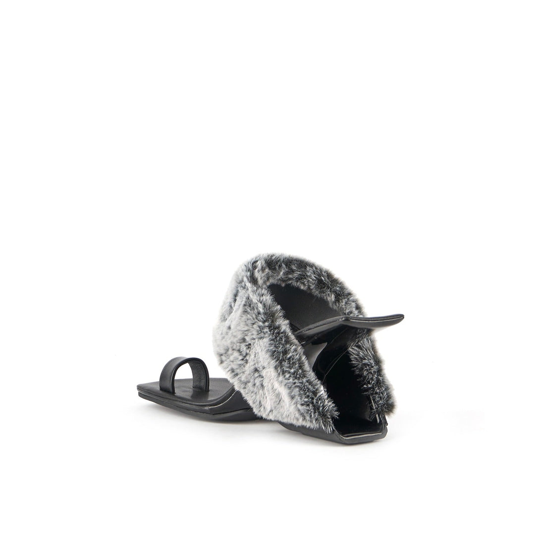 loop toe teddy black angle in view