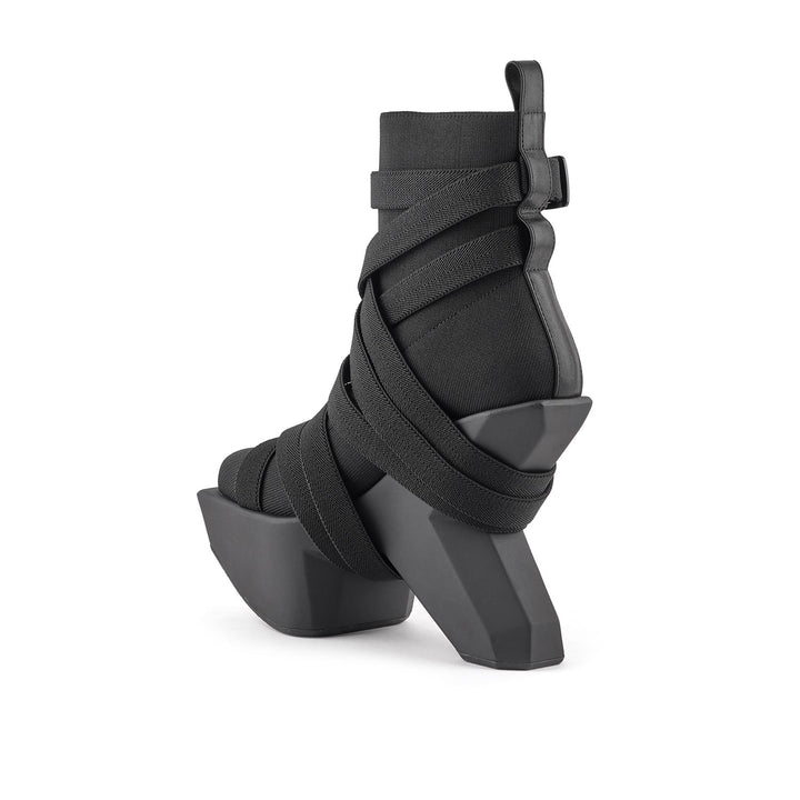 boulder bond boot black 4 angle in