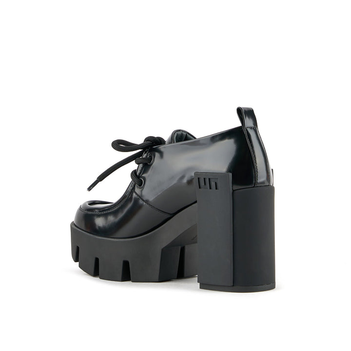 grip moc mid black 4 angle in view