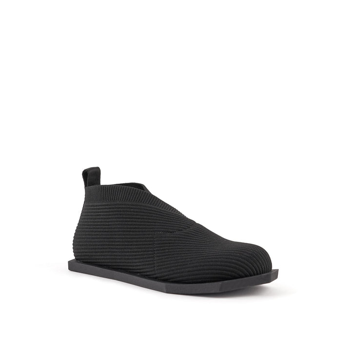 poly fold lo black knit ii 2 angle out