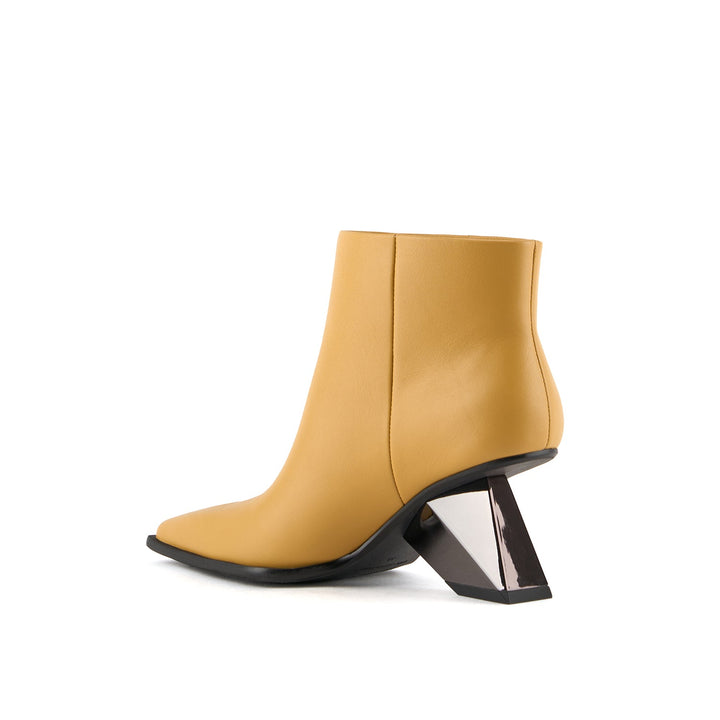 rockit pull on bootie oak buff 4 angle in view