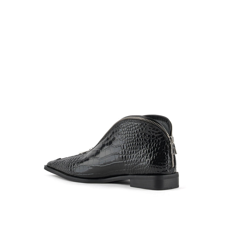 stacy lo black ii 4 angle in view