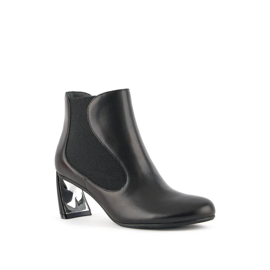 zuma flow mid black 2 angle out view