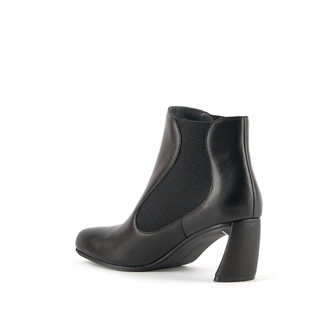 zuma flow mid black 4 angle in view