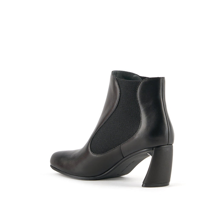 zuma flow mid black 4 angle in view