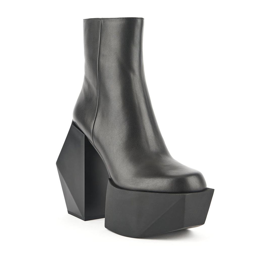 stage boot black 2 angle out view aw23