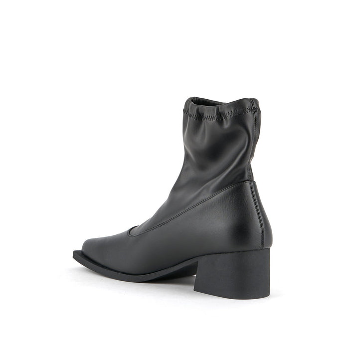 stem short boot black angle in view